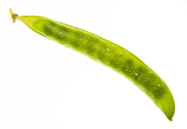 Groszek zielony (petipuas), delikatny i bardzo świeży (z kroplami wody). Izolacja na białym tle. — Zdjęcie stockowe