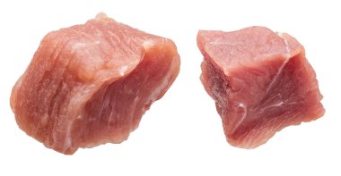 Çiğ ve doğranmış hindi eti (tavuk). Beyaz arkaplanda izole.