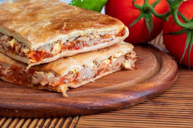 Ton balıklı pasta. Tipik Galiçyaca çanak (Galiçya) ve İspanya. Domates, soğan, biber, patlıcan, ton balığı, haşlanmış yumurta, buğday ve bitkisel yağ gibi doğal maddeler ile.