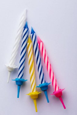 Beyaz arka planda 5 doğum günü mumu. Doğum günü tebrik kartı için. Metin eklemek için boşluk. Çok renkli, mavi, kırmızı, sarı ve beyaz. Doğum günü tebrik kartı için..