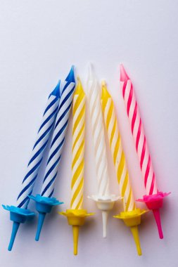 Beyaz arka planda 5 doğum günü mumu. Doğum günü tebrik kartı için. Metin eklemek için boşluk. Çok renkli, mavi, kırmızı, sarı ve beyaz. Doğum günü tebrik kartı için..