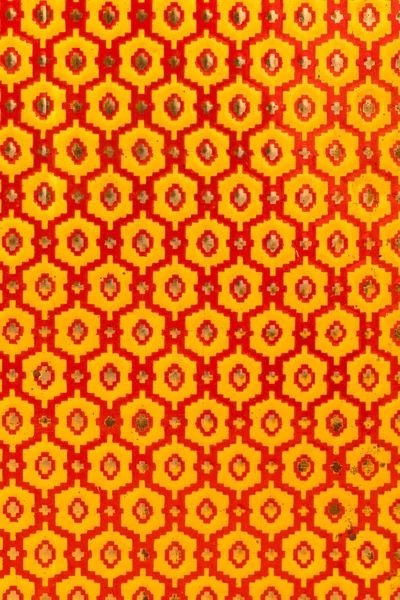 Textura metálica de hexágonos rojos y amarillos. Patrón. Aspecto retro — Foto de Stock