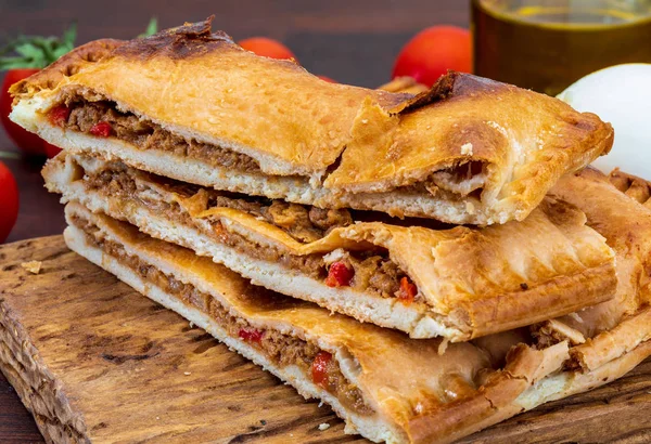 Tuna pie. Typical Galician dish (Galicia) and Spain. With natural ingredients such as tomato, onion, pepper, eggplant, tuna, boiled egg, wheat and vegetable oil. Fish and vegetables cake. — Stock Photo, Image