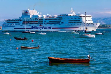Santander, İspanya - 15 Ağustos 2018. Santander Körfezi 'ndeki (Cantabria) Brittany Ferries şirketinin Pont-Aven yolcu gemisinin girişi. En güzel Ba 'nın seçkin kulübüne ait.