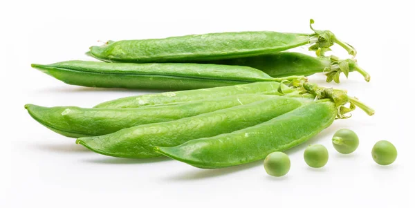 Guisantes verdes, tiernos, frescos y crudos. Aislado sobre fondo blanco . —  Fotos de Stock