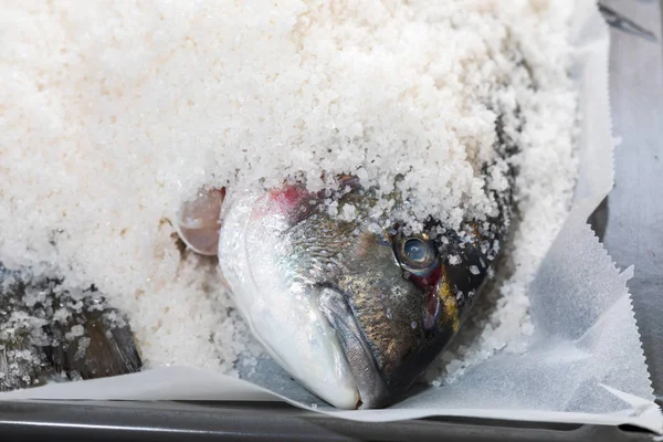 Леща Гилхеда, приготовленные из соли. Запечённая рыба (дорада) ). — стоковое фото