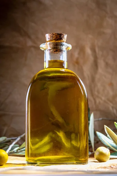 Extra virgin olive oil in glass bottle. It includes olive leaves — Stock Photo, Image