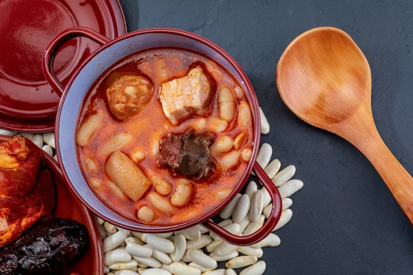 İştah açıcı kaşık yemeği. Sonbahar, kış ve tüm yıl için lezzetlidir. Asturian fabada, tipik Asturias yemeği (İspanya). Fasulye güveci (beyaz fasulye) sucuk, domuz pastırması, siyah puding, domuz pastırması, soğan, garli