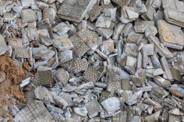 Şehirdeki beton döküntüleri ve kaldırım fayansları. Bayındırlık İşleri (resim dizisi)