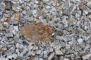 Şehirdeki beton döküntüleri ve kaldırımın fayanslarına yakın çekim. Bayındırlık İşleri (resim dizisi)