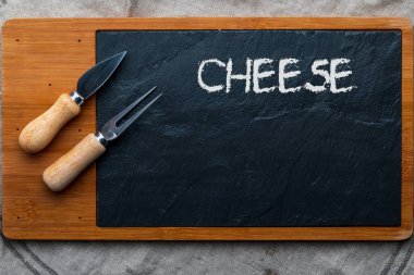 Peynir ve diğer açılışlar için boş masa. Kopyalama alanı (Kopyalama Boşluğu) Peynir için karatahta çatal ve bıçak. Üst Görünüm.