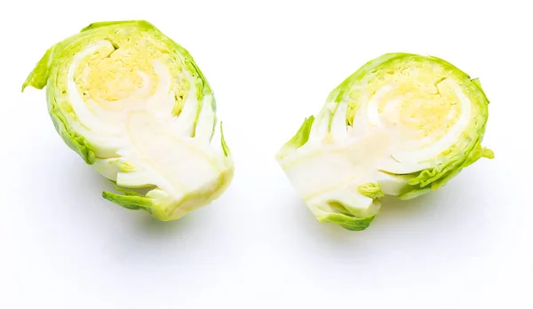 Nahaufnahme Roher Frischer Rosenkohl Der Zwei Hälften Geschnitten Wird Brassica — Stockfoto