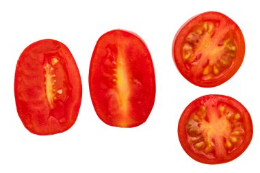 Taze ve çiğ kırmızı kiraz domatesleri, ikiye bölünmüş. Su damlalarıyla. Beyaz arkaplanda izole.