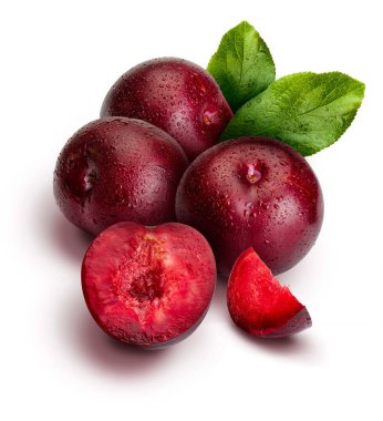 İştah açıcı ve sağlıklı kırmızı erikler, bütün ve resimli bölümler halinde kesilmiş. Erik ağacı yapraklarını da içeriyor. Beyaz arkaplanda izole.