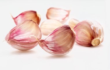 Bir set kırmızı sarımsak. Beyaz arkaplanda izole