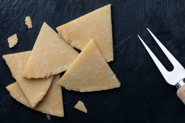 Koyun peyniri. Kara tahtada parçalara ayrılmış. Peynir çatalı. Üst Görünüm.