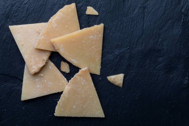 Koyun peyniri. Kara tahtada parçalara ayrılmış. Uzayı kopyala (kopyala). Üst Görünüm.