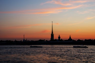 St. Petersburg 'da. Peter-Pavel 'in Kalesi. Bulutların arasından ışınla