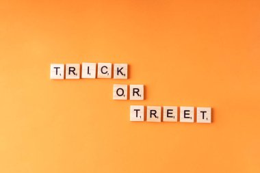 Turuncu arka planda mesaj numarası ya da ağaç içeren ahşap harfler. Cadılar Bayramı