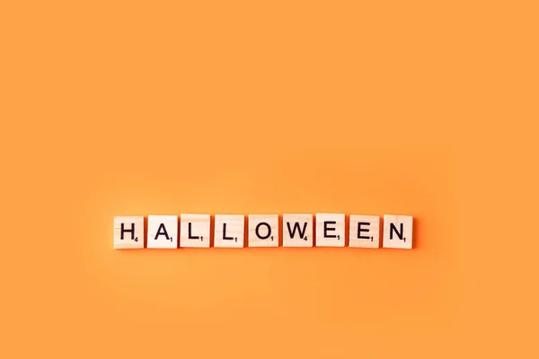 Trä bokstäver med text trick eller träd på orange bakgrund. Halloween — Stockfoto