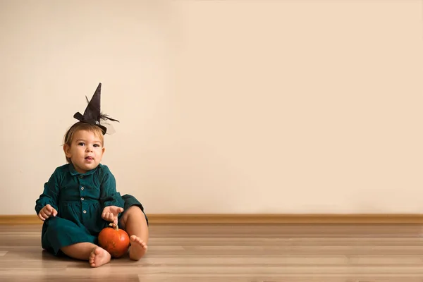 Truco o trato adorable niños disfrazados para Halloween —  Fotos de Stock