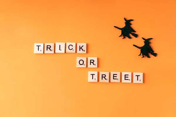Férias de Halloween imagem vista superior mínima de letra com texto e branco. Fundo de férias — Fotografia de Stock