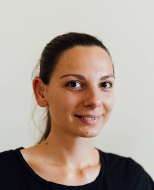 Güzel esmer gülümseyen portre. Beyaz arkaplanda yaşam biçimi