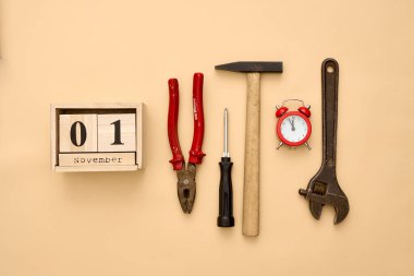 1 Kasım. Kasım 'ın ilk günü bej arkaplandaki ahşap takvime ayarlandı