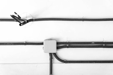 Yenileme sırasında hücreye konan plastik kutu. Beyaz hücre