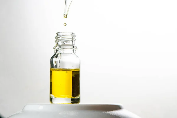Damlatıcılı cam şişe. Stüdyo. Tıbbi esrar, temel yağlar veya yaşlanma önleyici serum konsepti