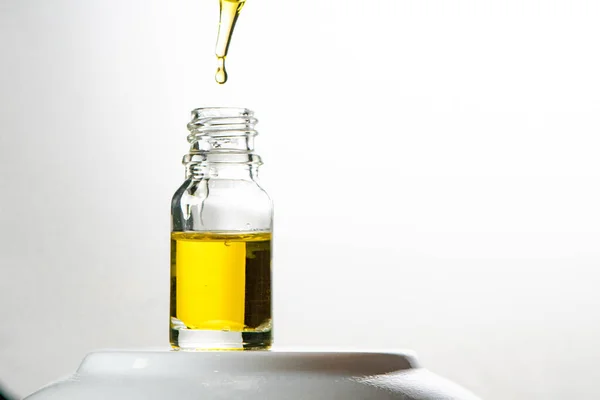 Botella de vidrio con gotero. Estudio. Cannabis medicinal, aceites esenciales o suero antienvejecimiento —  Fotos de Stock