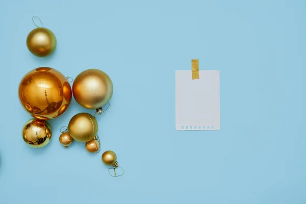 Gouden metalen ballen op blauwe achtergrond. Bovenaanzicht. Kerstversiering. Metalen molecuul. Kopieerruimte — Stockfoto
