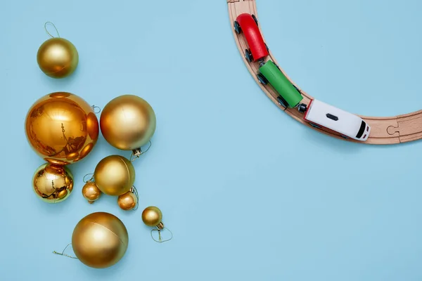 Palle di metallo dorato su sfondo blu. Vista dall'alto. Addobbi natalizi. Molecola metallica. Copia spazio — Foto Stock