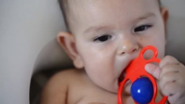 Sarı diş çıkarma yüzüğü olan şirin bir bebek. Güzel bebek portresi.