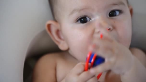 Lindo bebé con un anillo de dentición amarillo. lindo bebé retrato — Vídeos de Stock
