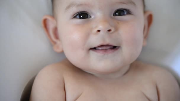 Retrato sonriente de lindo bebé feliz con ojos grandes marrones. Alegre infancia — Vídeos de Stock