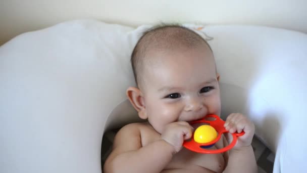 Leuke baby met een gele bijtring. Schattig baby portret — Stockvideo