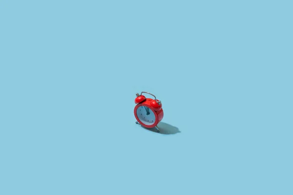 Roter Wecker auf pastellblauem Hintergrund. Kreative Idee. Minimalkonzept. isometrisches, raues Licht — Stockfoto