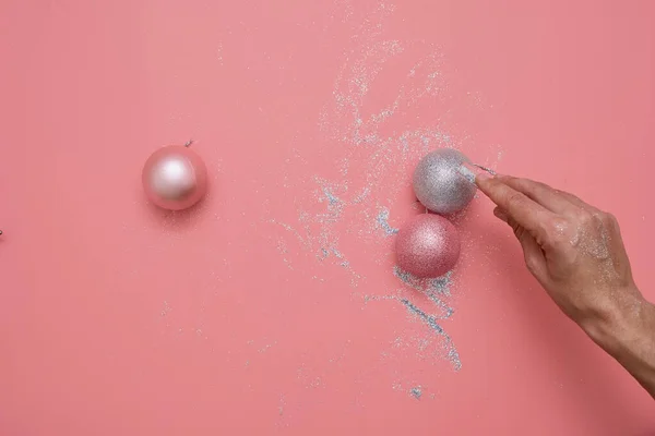 Mujer mano en purpurina. Bolas de árbol de Navidad hechas a mano. Embarcaciones. Temporada de vacaciones — Foto de Stock