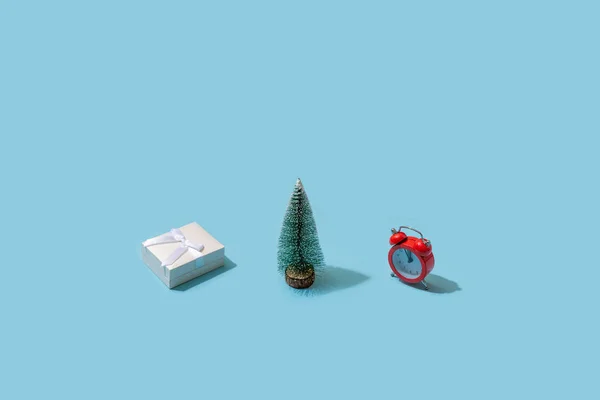 Disposición de Navidad de moda hecha con varios invierno sobre fondo azul. Concepto mínimo de Navidad . —  Fotos de Stock