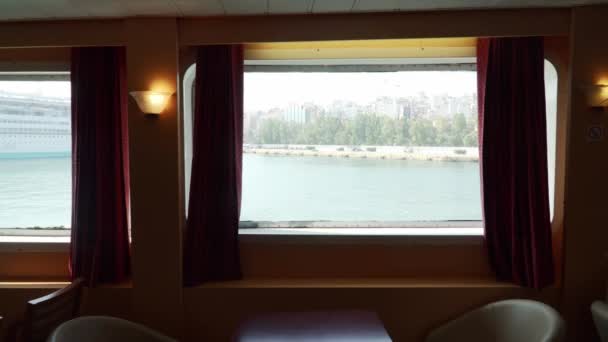 Pohled z okénka výletní lodi, ukazující moře a ostrov. Řecko, ostrovy — Stock video