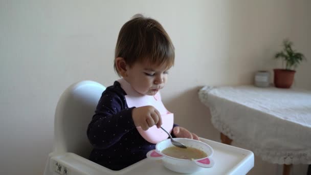 Kleine peuter eet soep met lepel in haar eentje. Goed ontwikkeld kind. Voedsel — Stockvideo