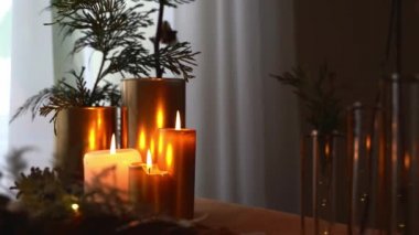 Golgen mumları ve çam ağaçları olan ev kızlığı. Noel zamanı. Yaşam tarzı konforlu ev