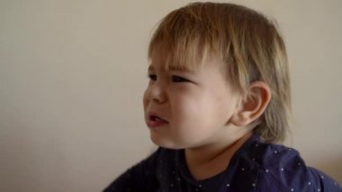 Yüksek sesle bebek bebek sandalyesinde çığlık atıyor. Açlık, diş çıkarma ya da erime kavramı. Portre