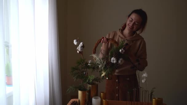 Floristería WOman hacer corona de Navidad y decoración en la mesa de Navidad. Feliz temporada. DIY cero residuos — Vídeos de Stock