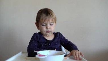 Küçük bebek çorba içmeyi reddediyor. Ebeveyn sorunu. Dağınık