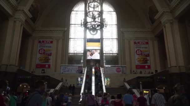 Kiev, Ucrania - Circa junio 2019: Estación central de tren es hermoso edificio histórico con anuncios de KFC — Vídeo de stock
