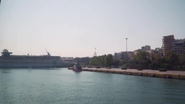 Piraeus, Griekenland - circa juni 2019: Haven van Piraeus in Griekenland. Zicht vanuit het parom venster. Aankomst — Stockvideo