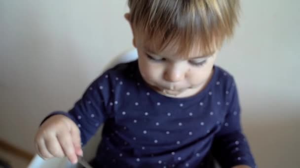 Pequeño bebé niño deja sopa con cuchara por sí misma. Un niño bien desarrollado. Comida — Vídeos de Stock