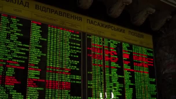 Kijów, Ukraina - ok. Czerwiec 2019 Rozkład jazdy wyświetlany jest w ukraińskim dworcu kolejowym w Kijowie. — Wideo stockowe